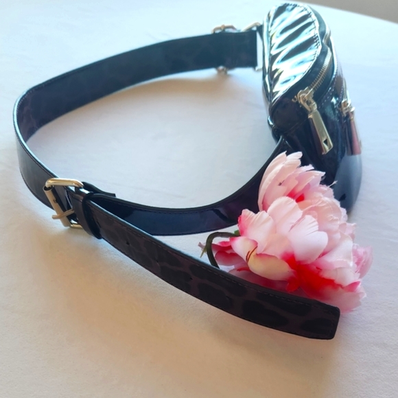 New GUESS Varsity Pop Patent Leopard Animal Print Fanny Pack - Picture 8 of 8